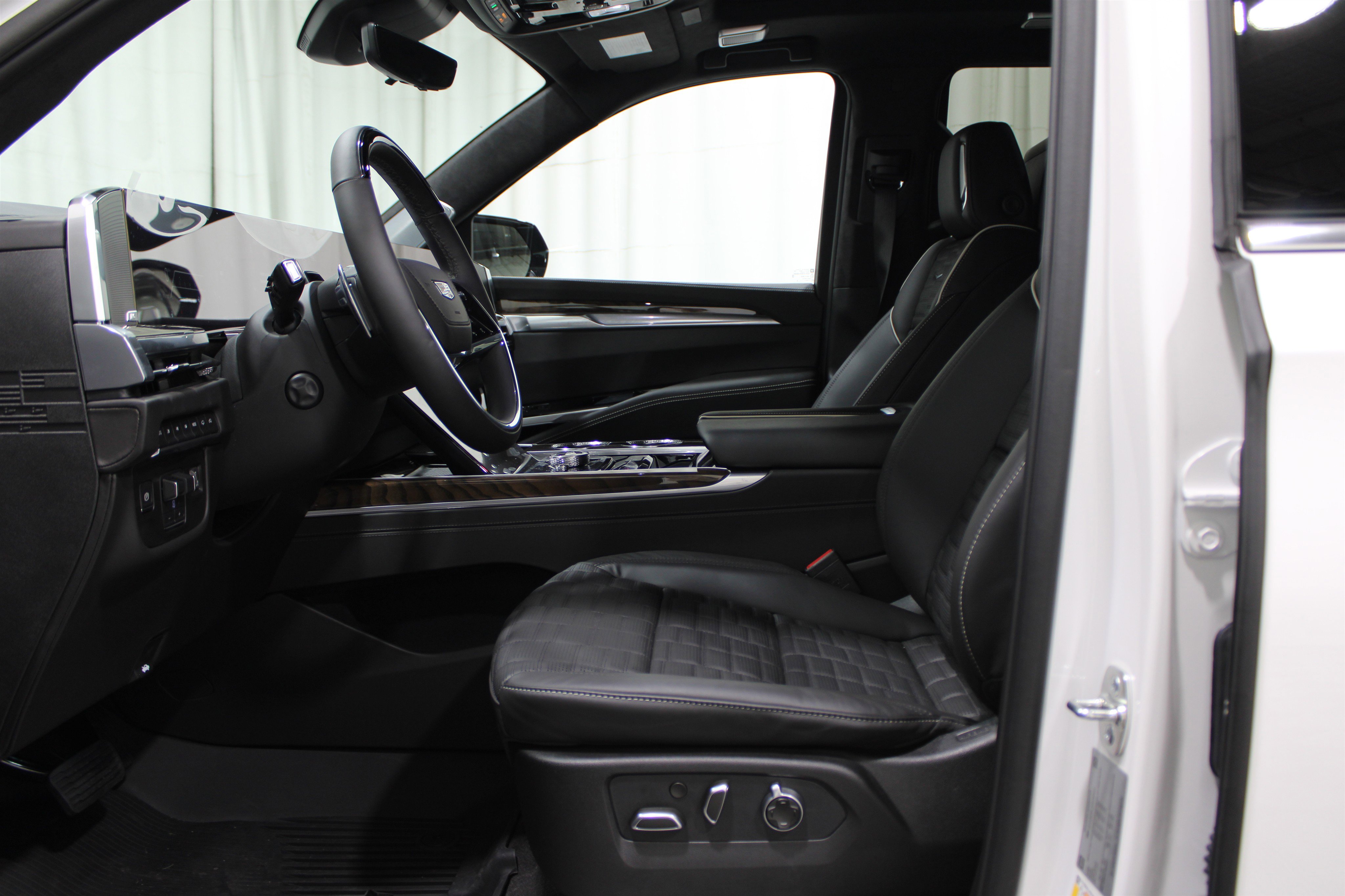 2025 Cadillac Escalade Premium Luxury Platinum photo 3