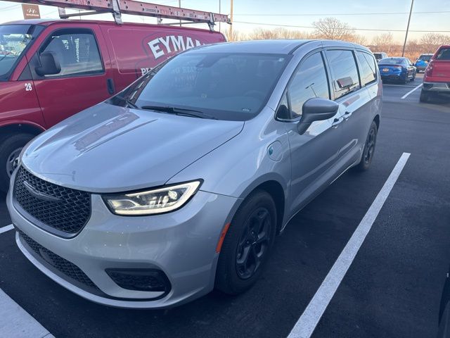 2022 Chrysler Pacifica Hybrid Touring L's photo