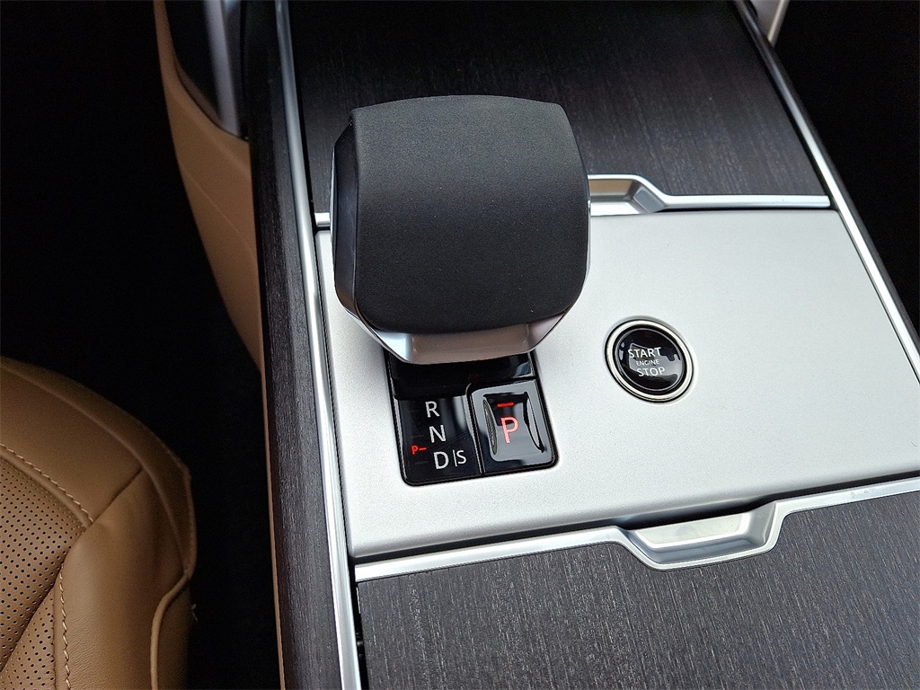 2025 Land Rover Range Rover SE photo 9