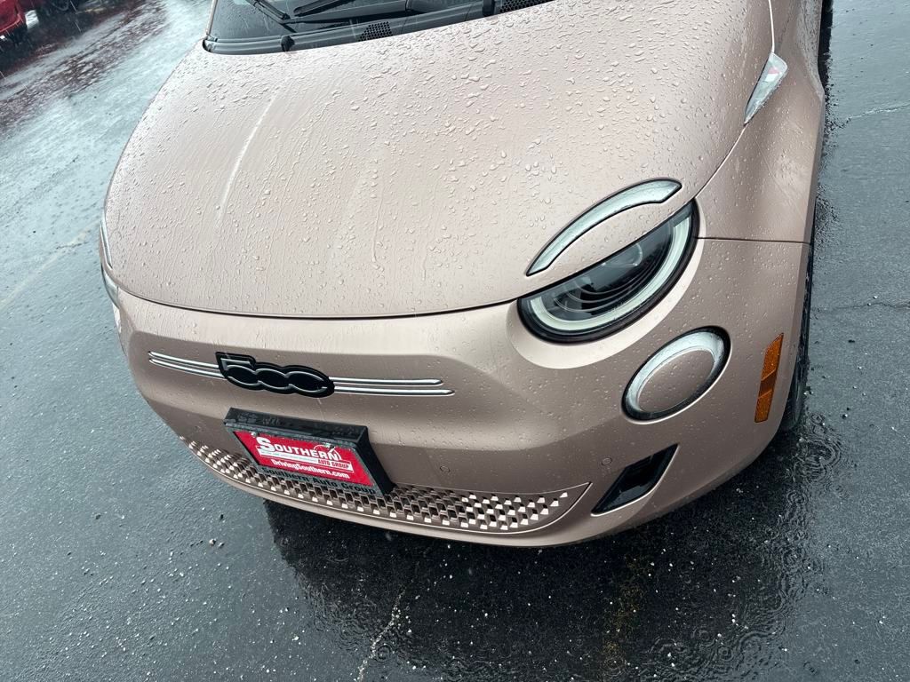 2024 Fiat 500e La Prima photo 10