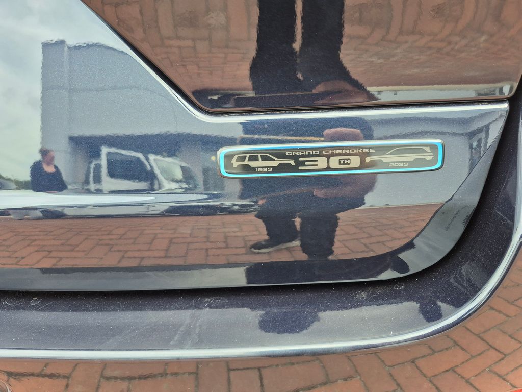2023 Jeep Grand Cherokee Anniversary Edition photo 10