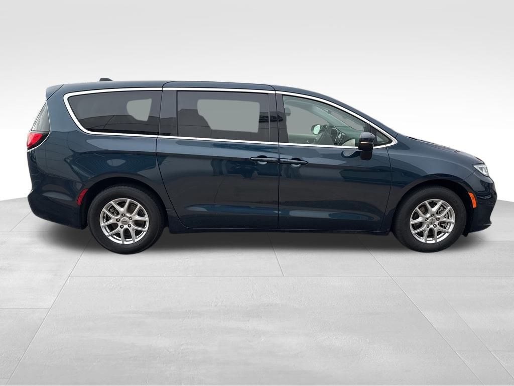 2023 Chrysler Pacifica Touring L photo 4