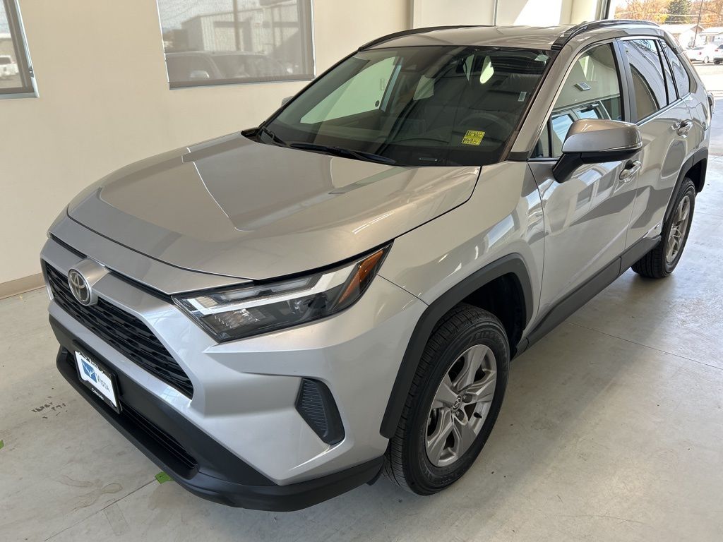 2025 Toyota RAV4 Hybrid XLE photo 3
