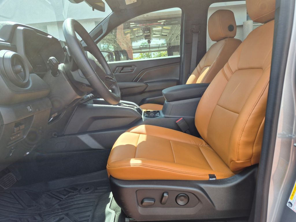 2024 Chevrolet Colorado Trail Boss photo 2