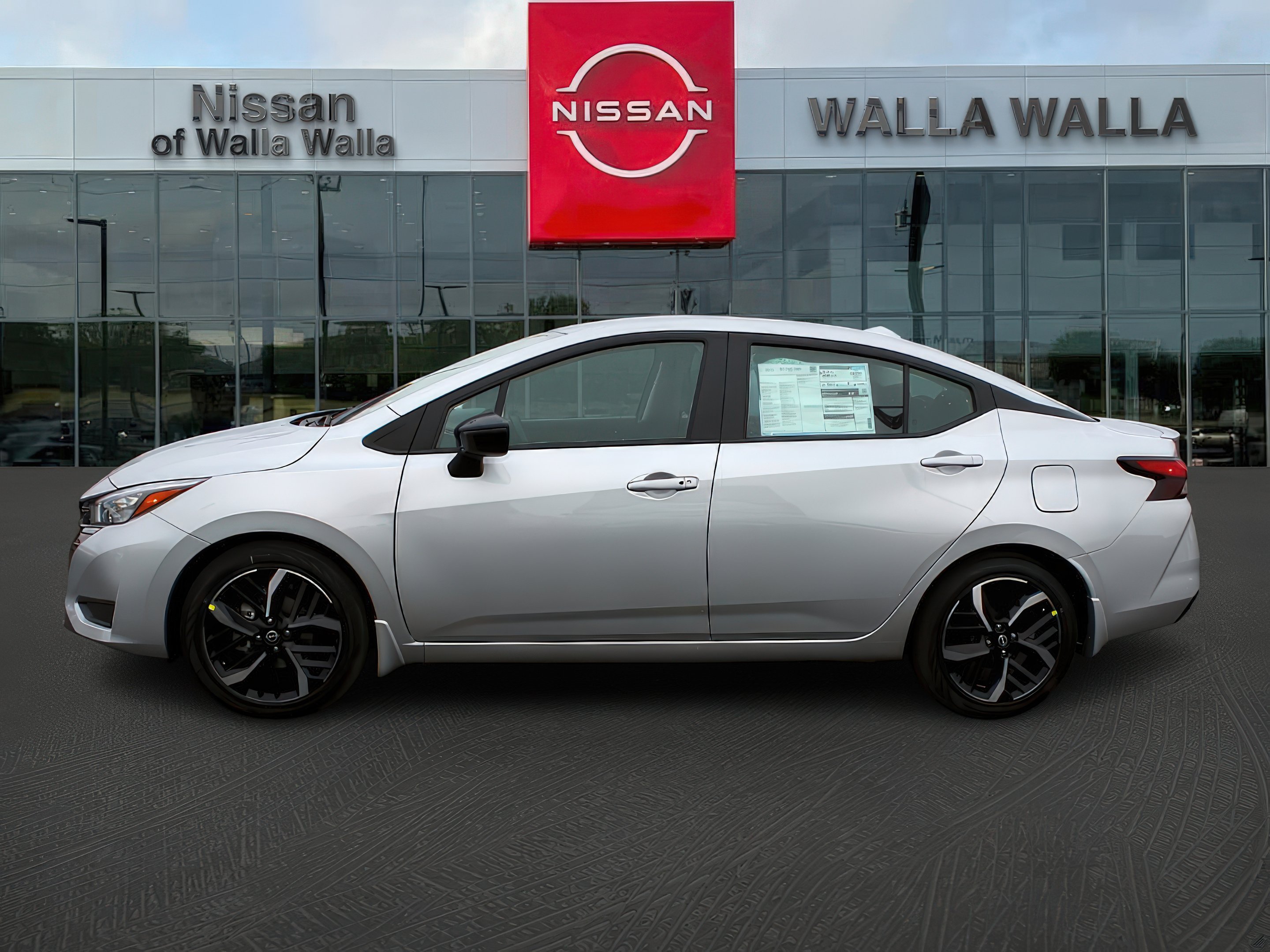 2025 Nissan Versa SR photo 4