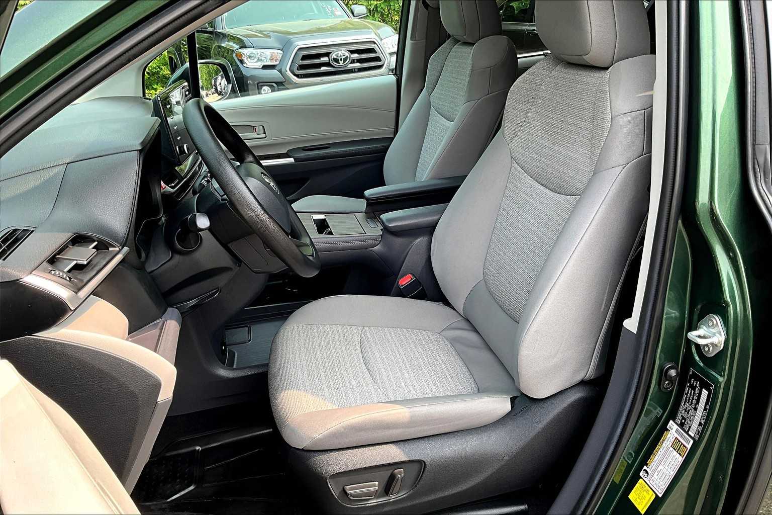 2024 Toyota Sienna LE photo 8