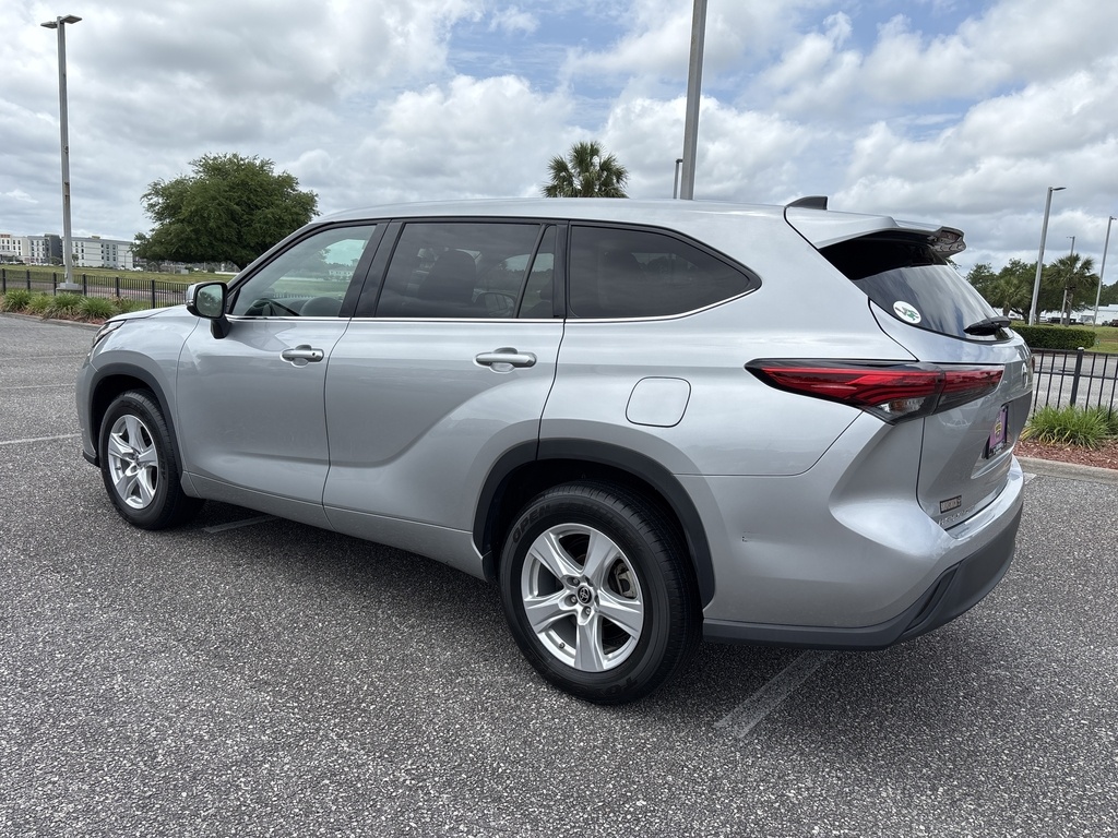 2022 Toyota Highlander LE photo 3