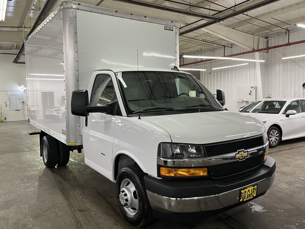 2024 Chevrolet Express Cutaway 3500 photo 3