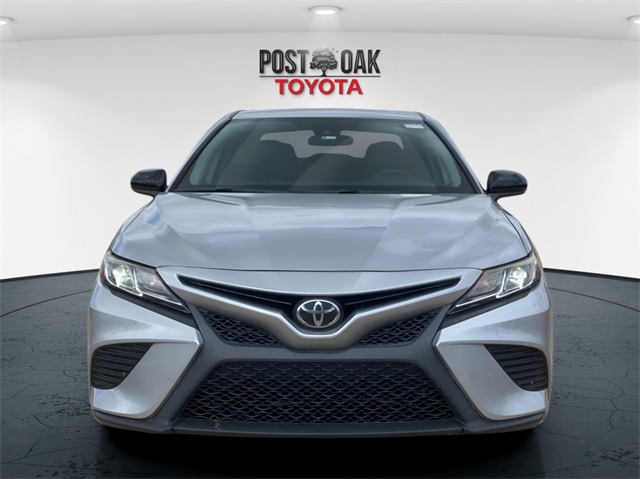 2020 Toyota Camry SE photo 2
