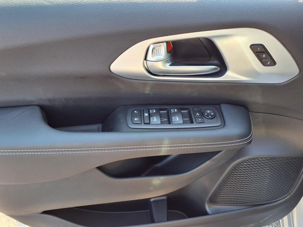 2026 Chrysler Pacifica Limited photo 6