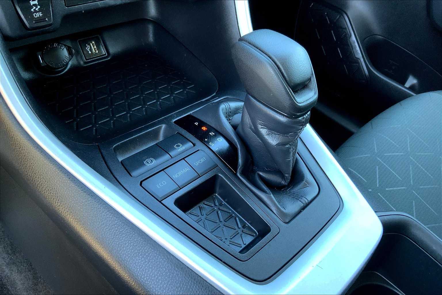 2024 Toyota RAV4 XLE photo 30