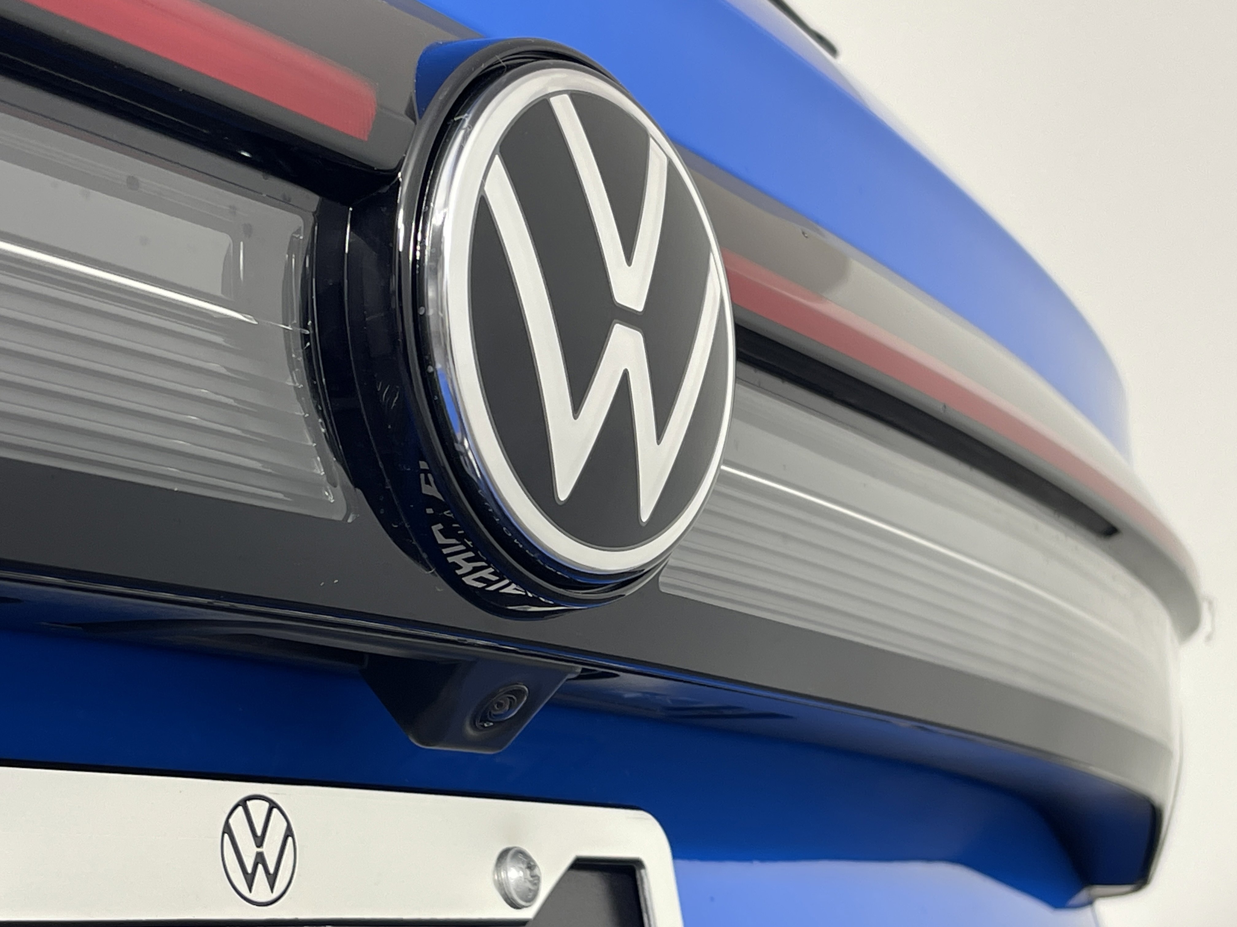 2025 Volkswagen Taos SE photo 4