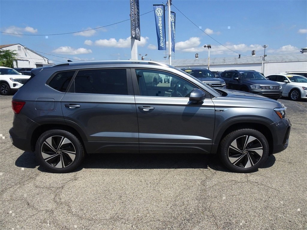 2024 Volkswagen Taos SE photo 6