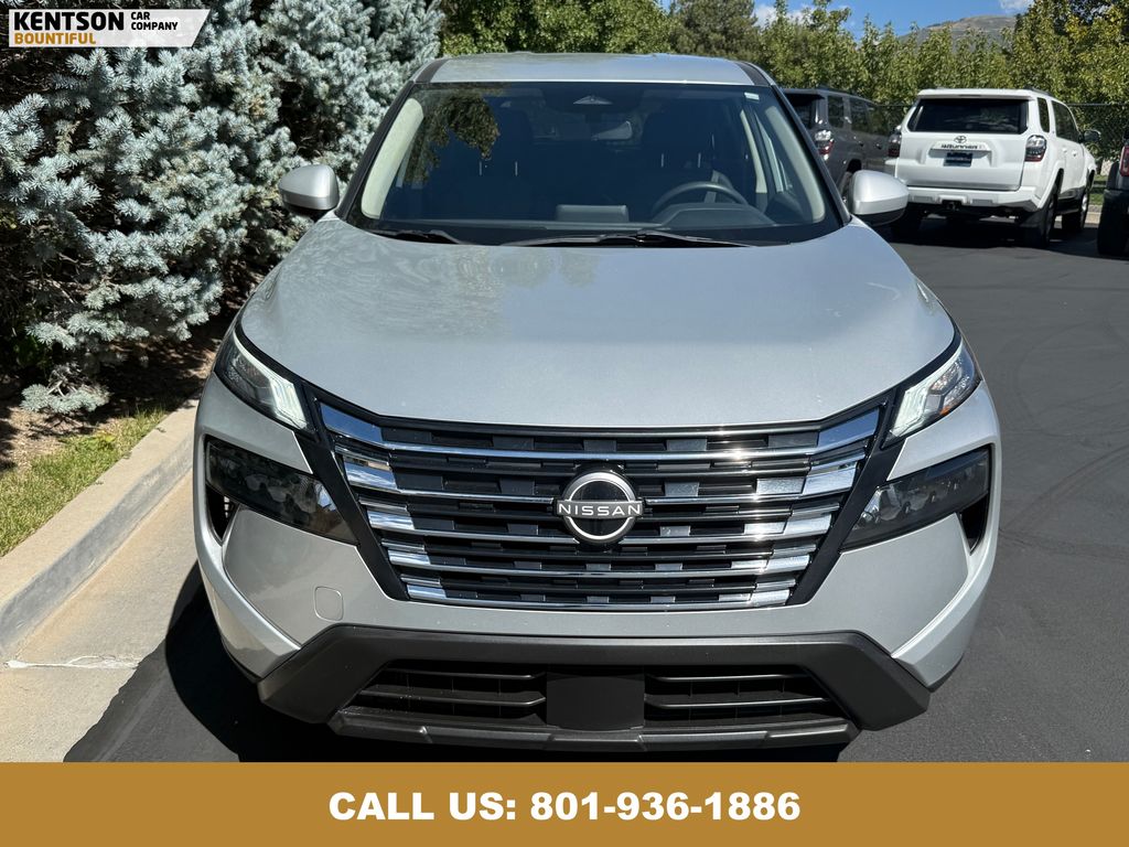 2024 Nissan Rogue SV photo 2