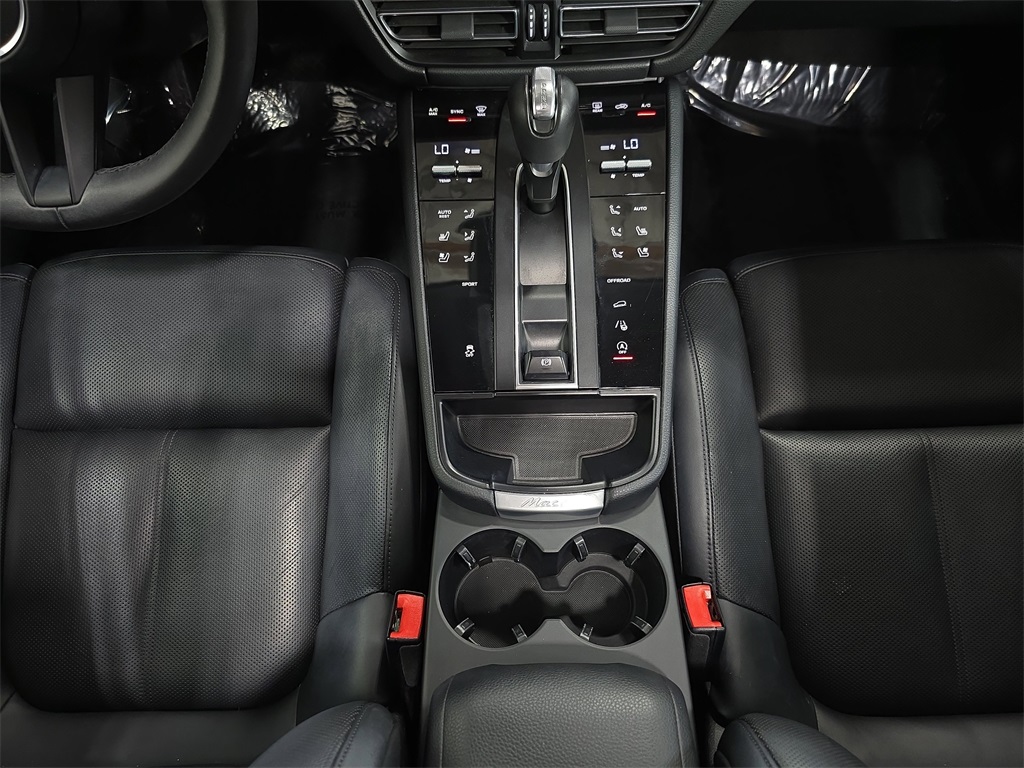 2023 Porsche Macan T photo 20