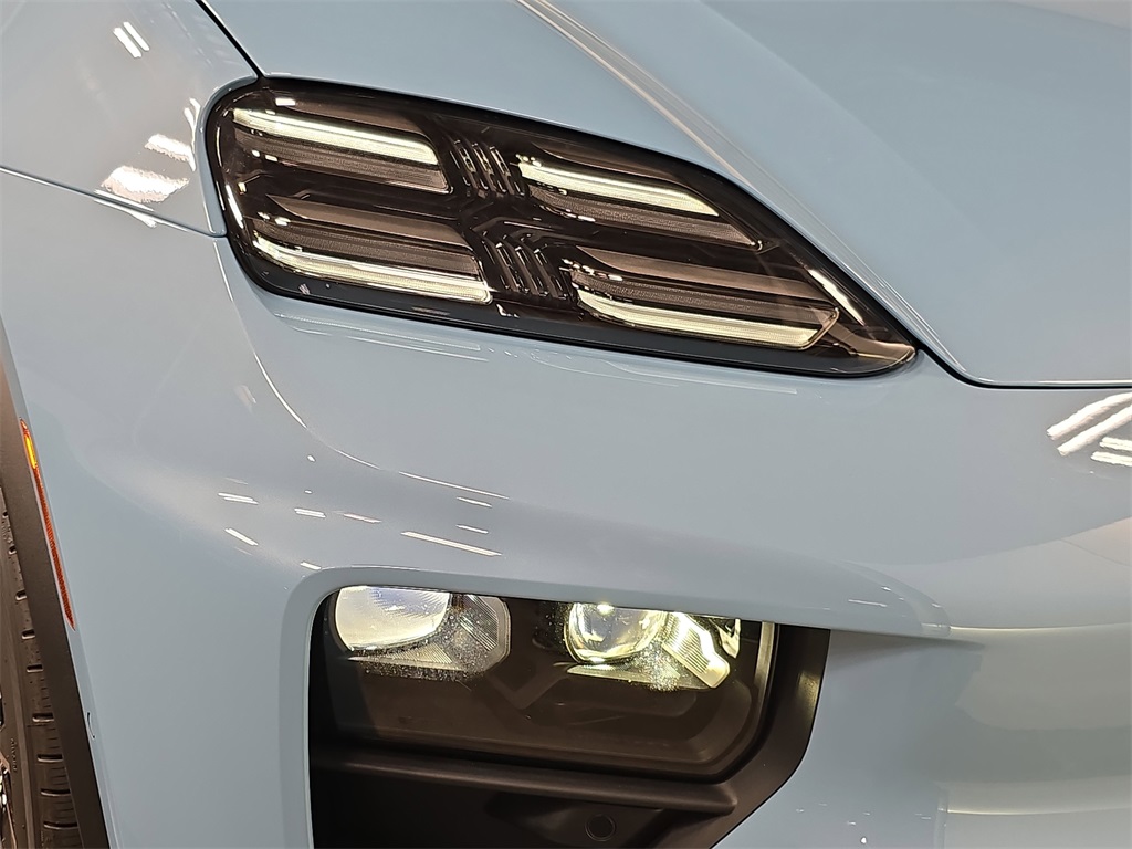 2025 Porsche Macan Electric photo 12