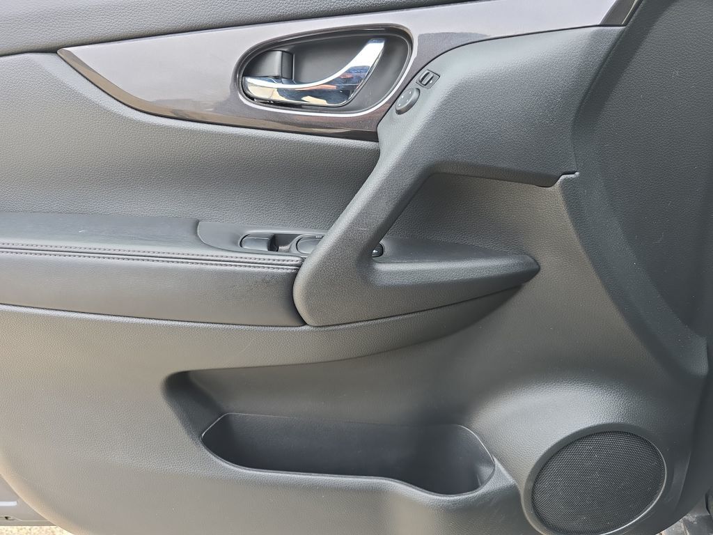 2018 Nissan Rogue SV photo 9