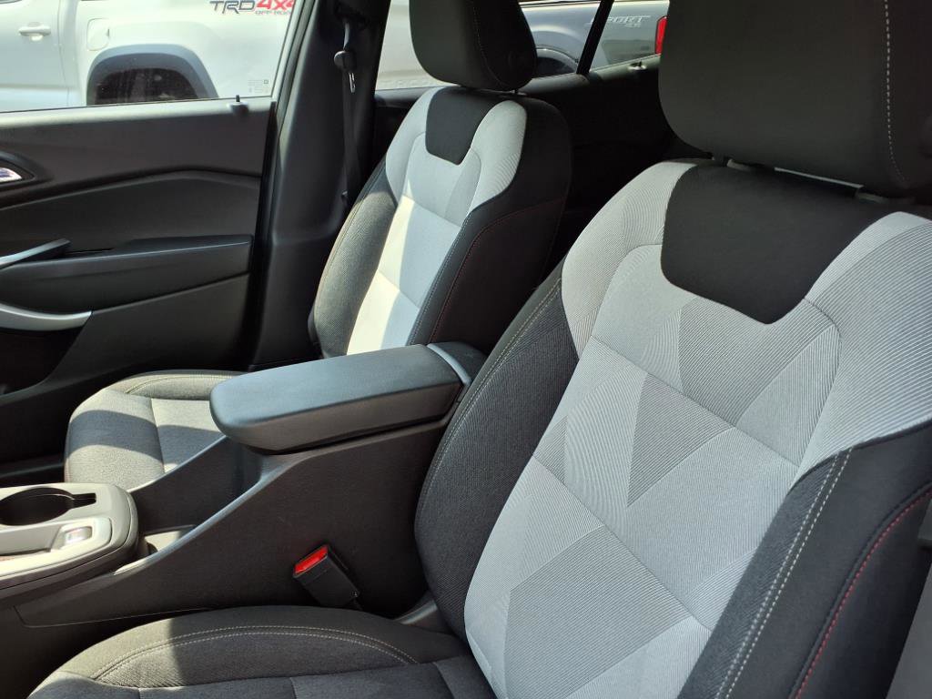 2025 Chevrolet Trax photo 2