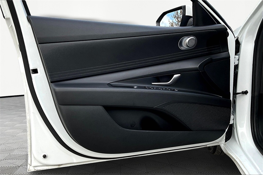 2022 Hyundai Elantra SEL photo 22