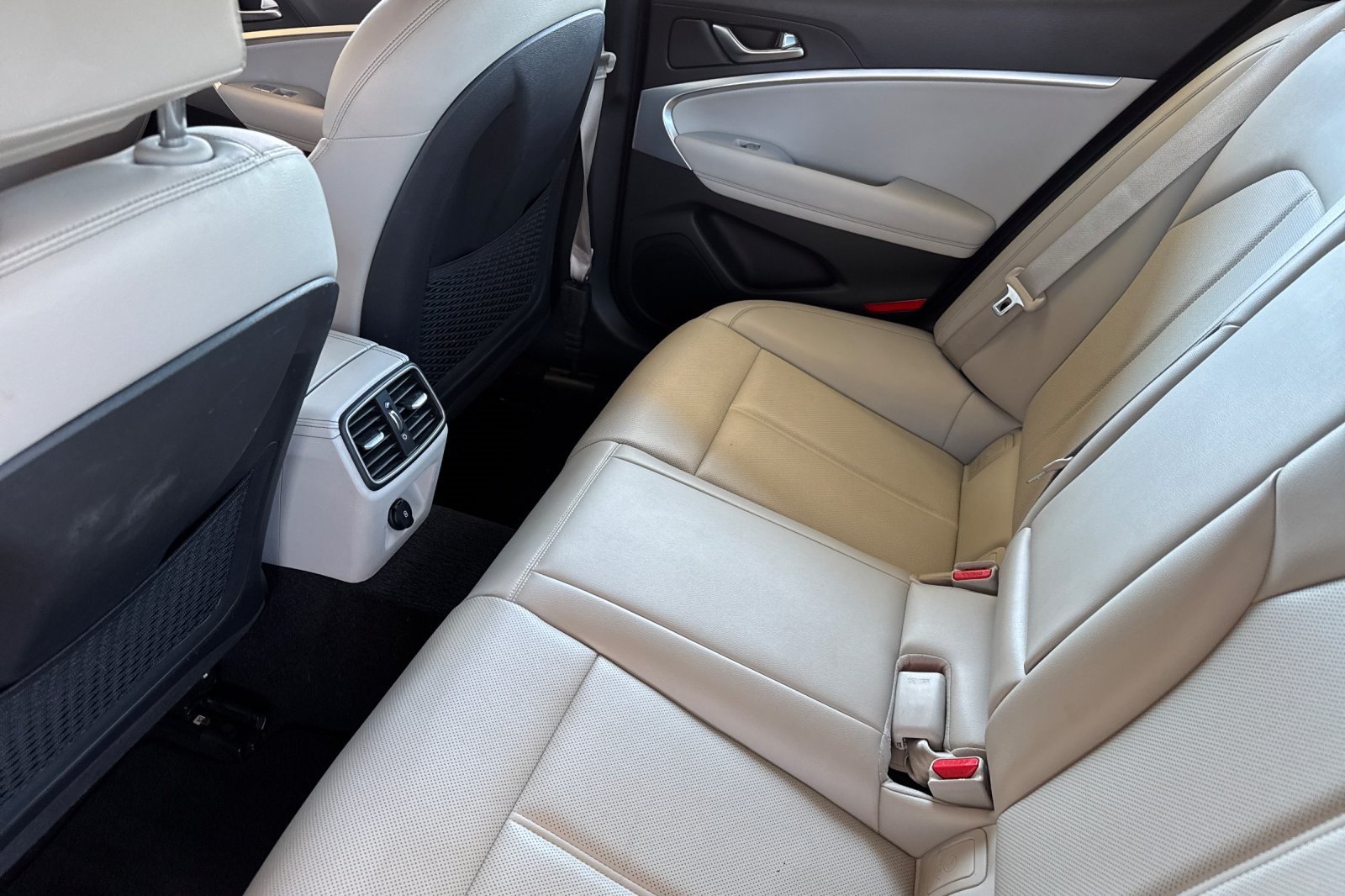 2023 Genesis G70 2.0T photo 12