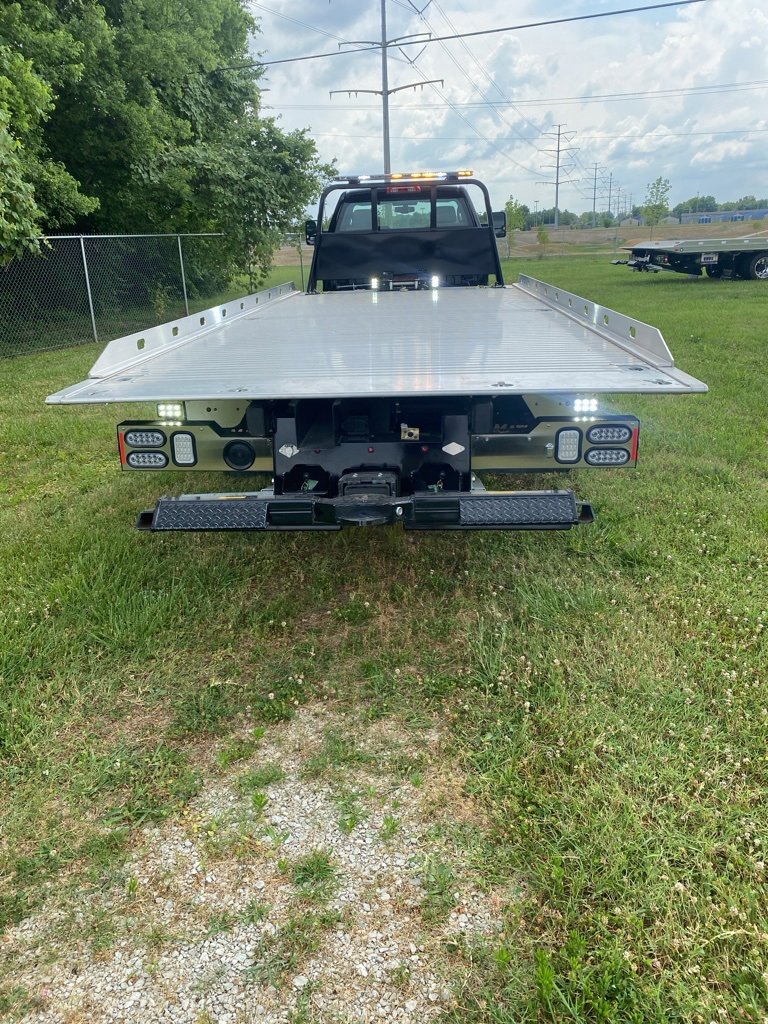 2023 Chevrolet Silverado 6500HD LT photo 6