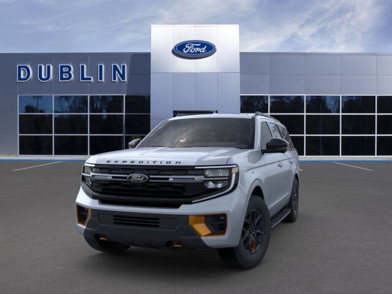 2025 Ford Expedition photo 2