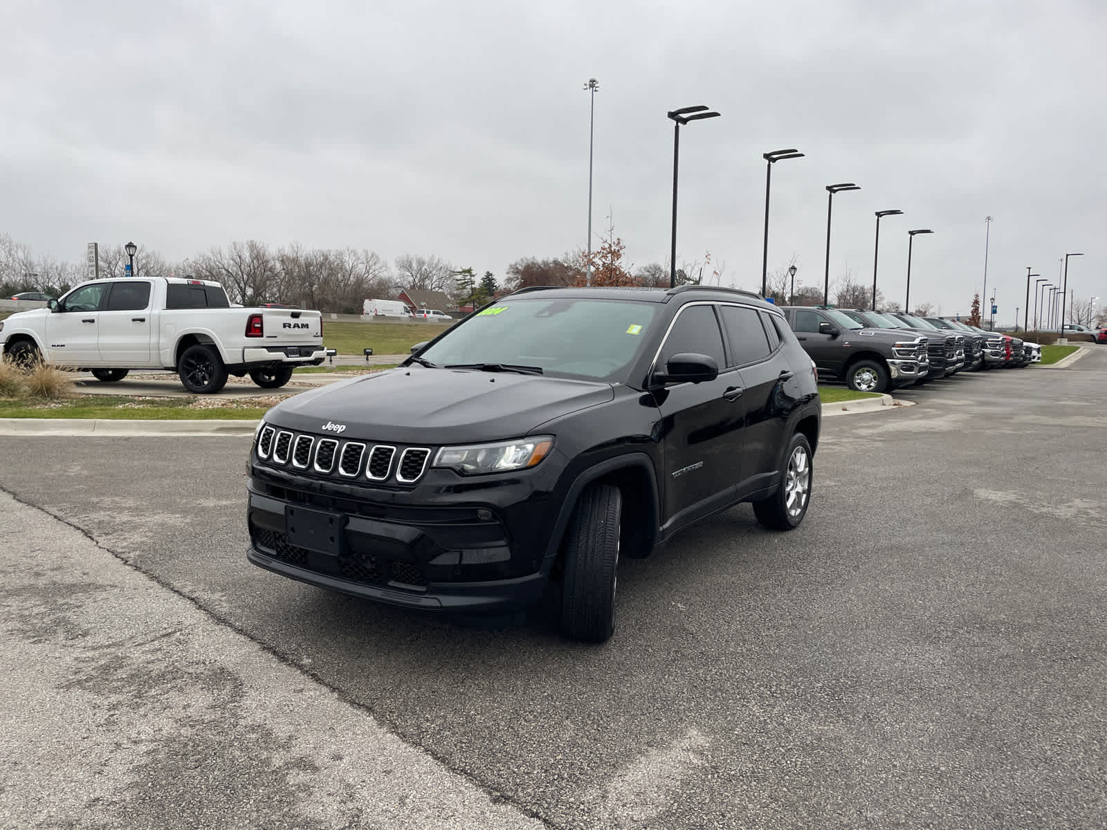 2024 Jeep Compass Latitude Lux photo 3