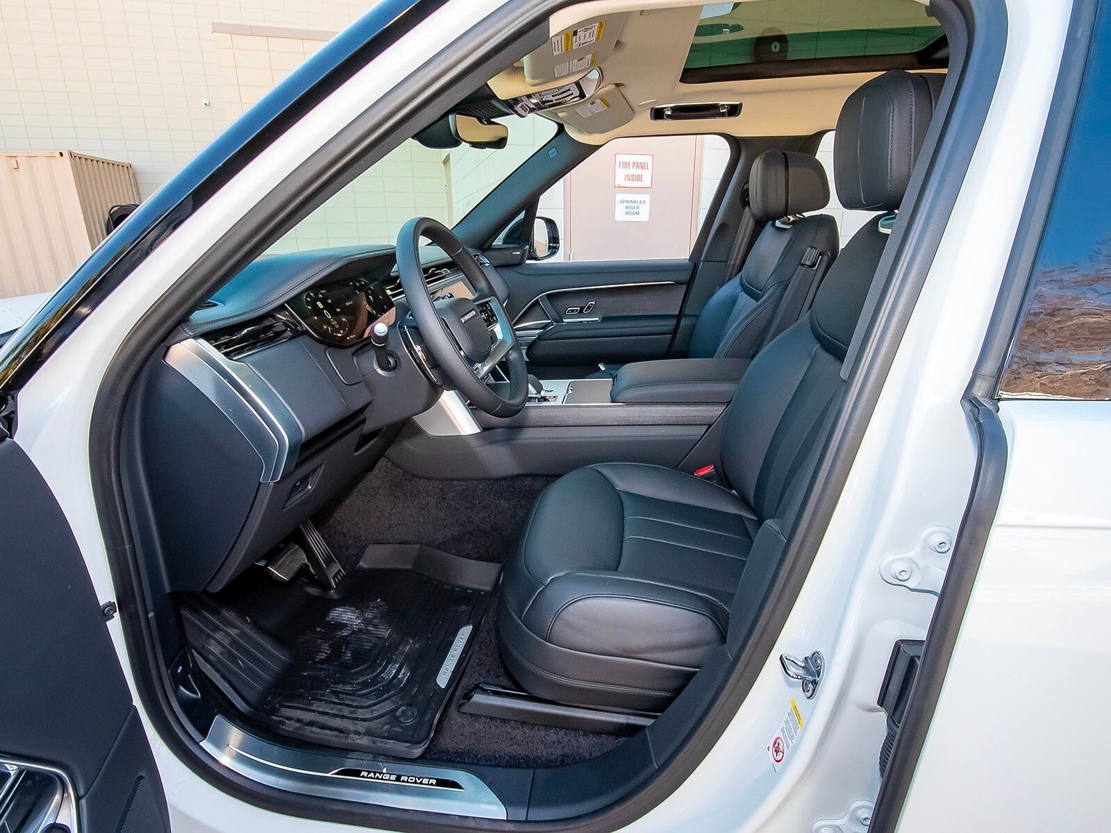 2025 Land Rover Range Rover SE photo 30