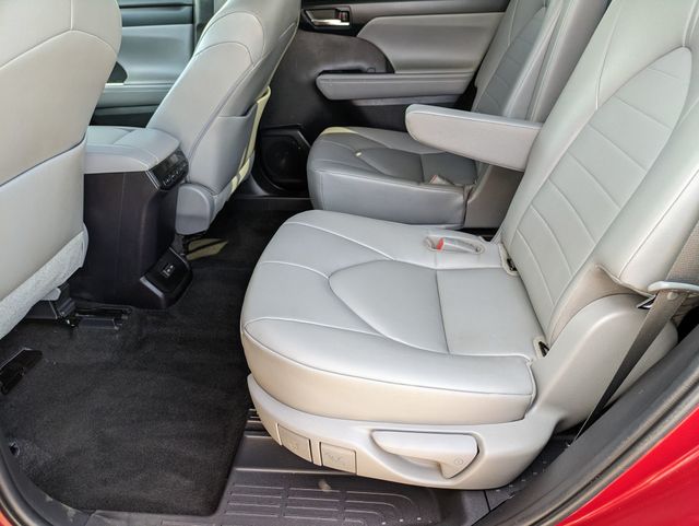 2023 Toyota Highlander L photo 19
