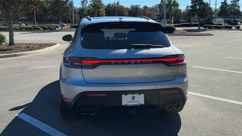 2025 Porsche Macan Base photo 5