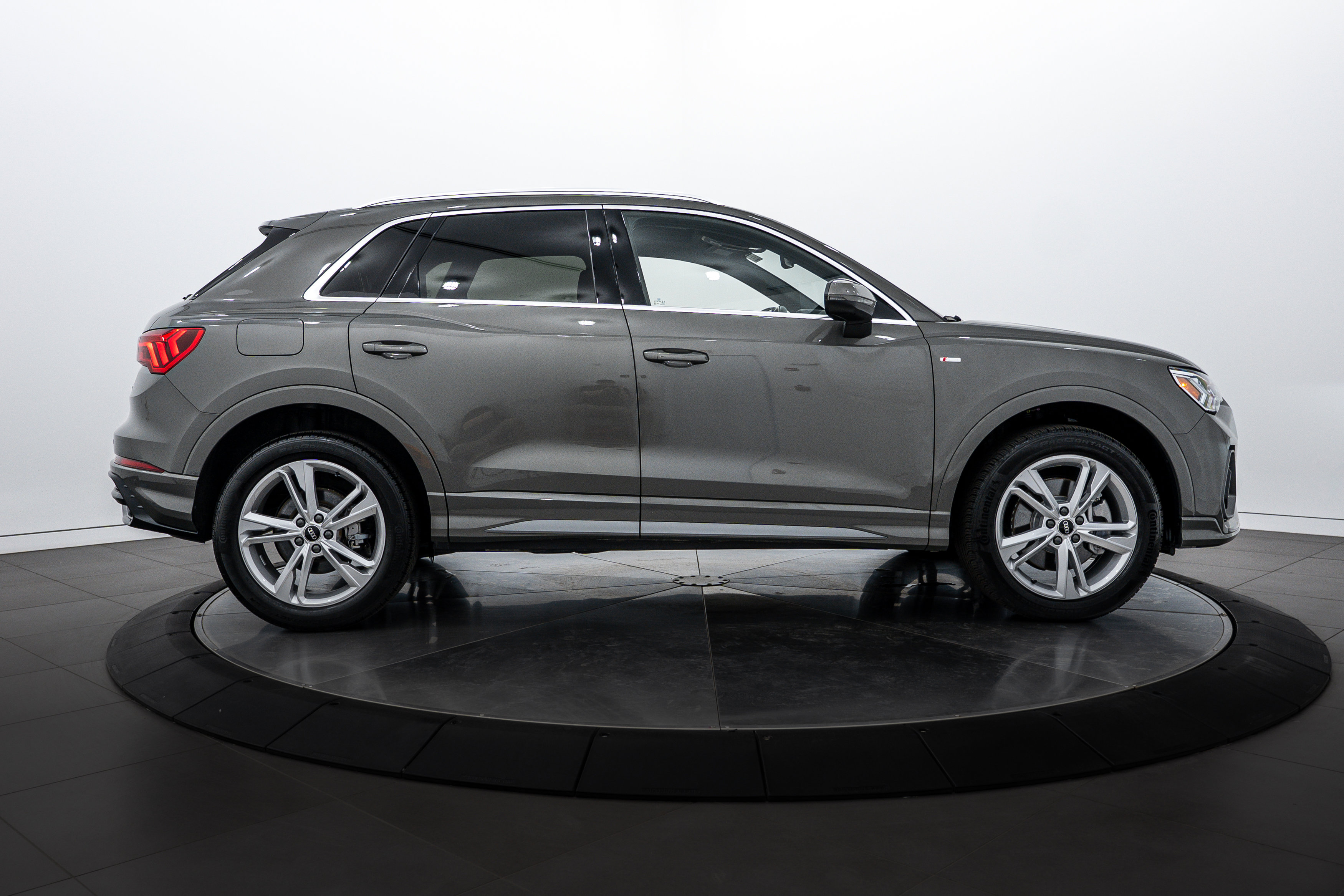 2022 Audi Q3 S line Premium Plus photo 3