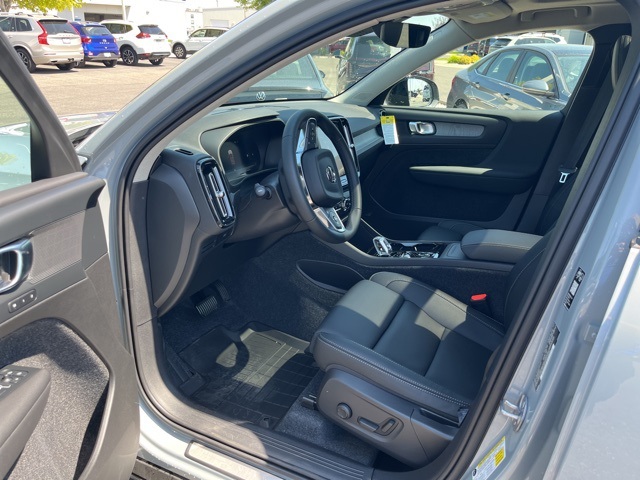 2026 Volvo XC40 Plus photo 9