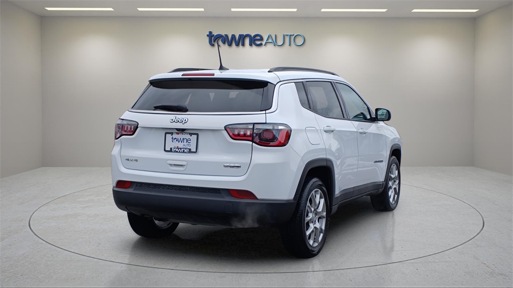 2023 Jeep Compass Latitude Lux photo 4