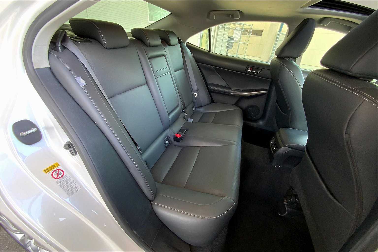 2016 Lexus IS 200t photo 16