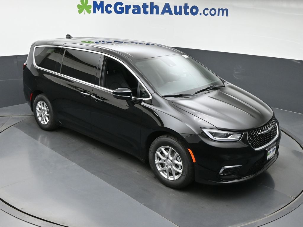 2026 Chrysler Pacifica photo 2