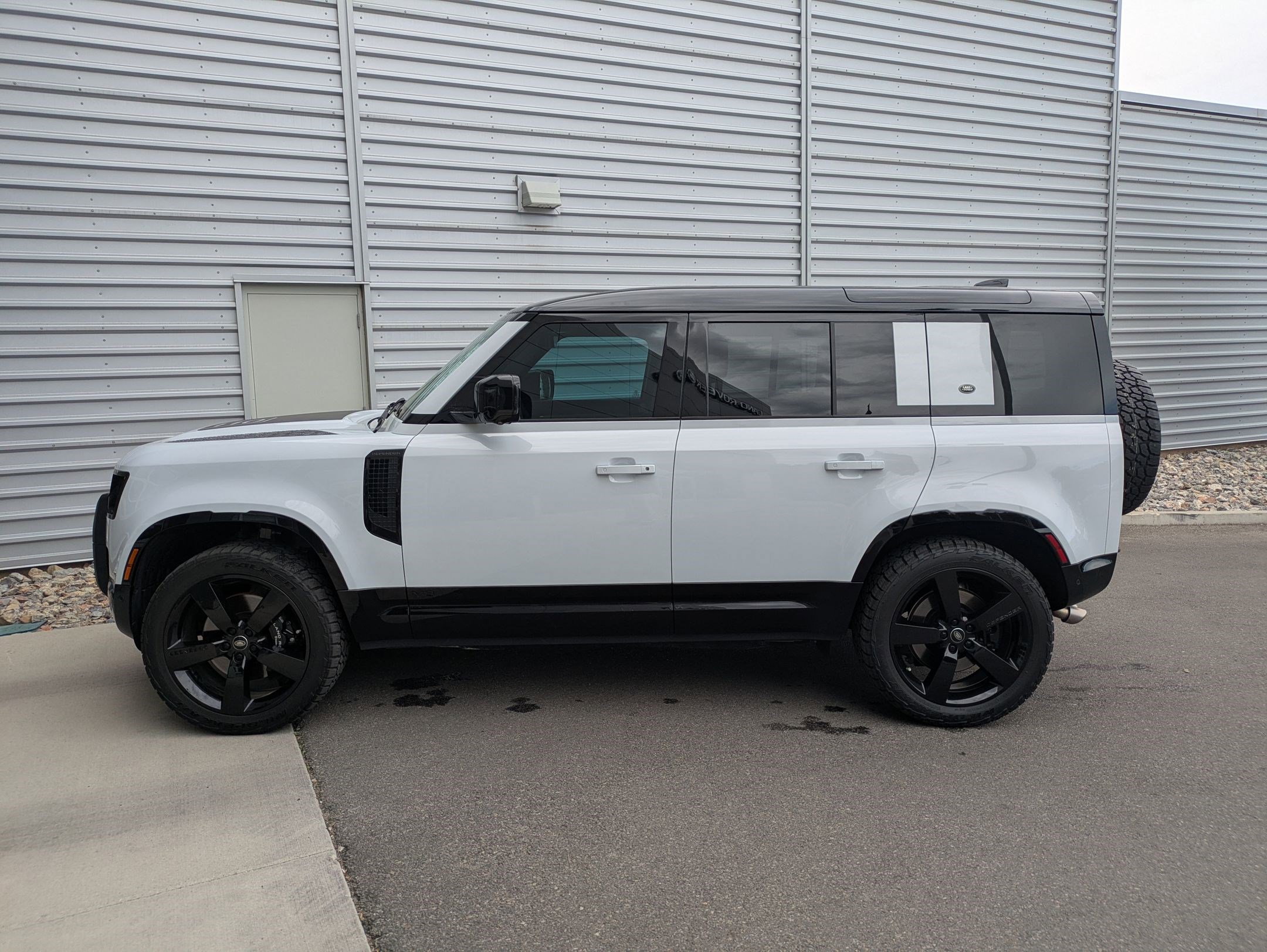 2023 Land Rover Defender 110 V8 110 Carpathian Edition photo 2