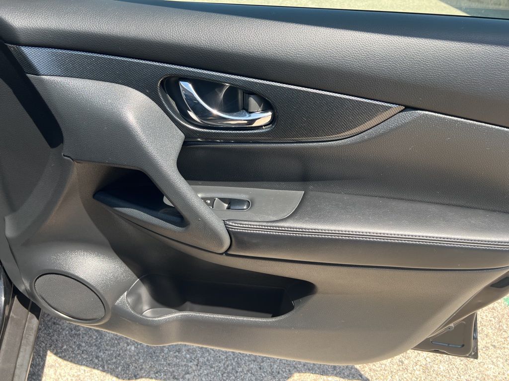 2016 Nissan Rogue SL photo 19
