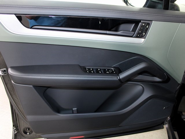 2025 Porsche Cayenne S photo 20
