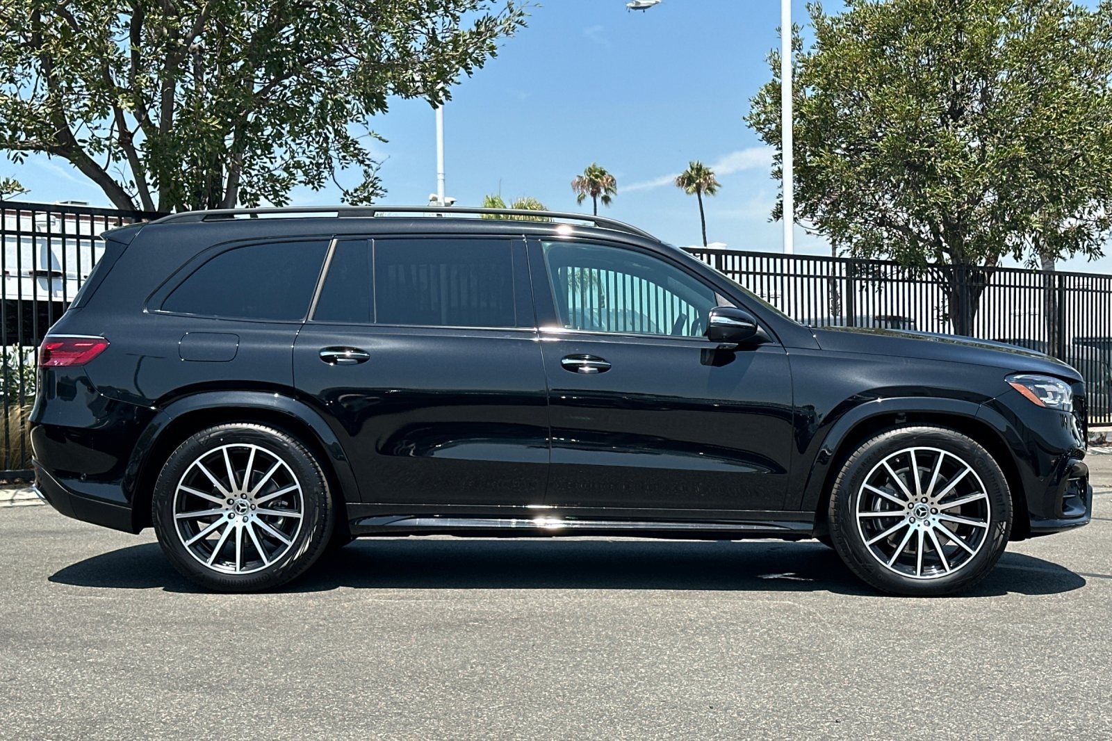 2025 Mercedes Benz GLS 450 4MATIC photo 4