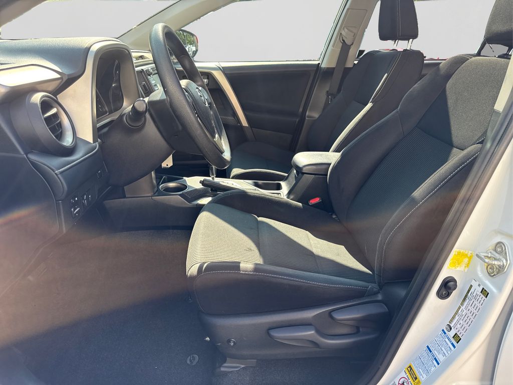 2015 Toyota RAV4 XLE photo 9
