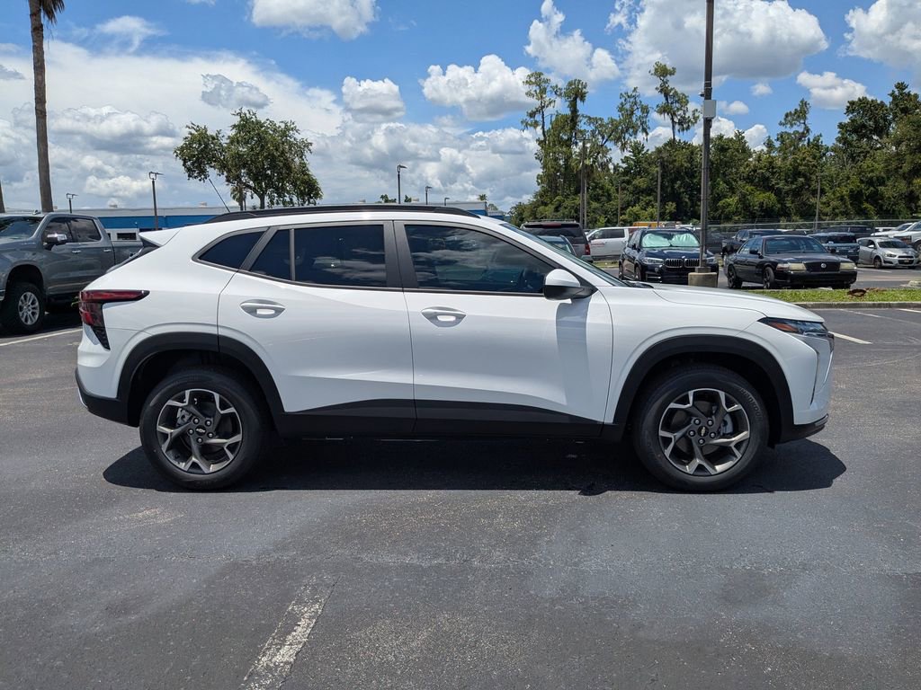 2025 Chevrolet Trax LT photo 3