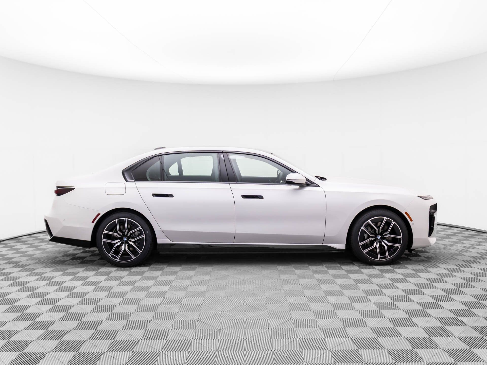 New 2025 Mineral White Metallic BMW 750e xDrive image 7