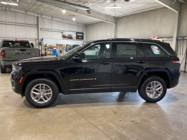 2025 Jeep Grand Cherokee Laredo Altitude photo 4