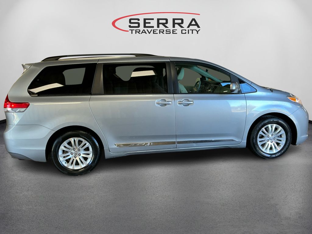 2013 Toyota Sienna XLE photo 4