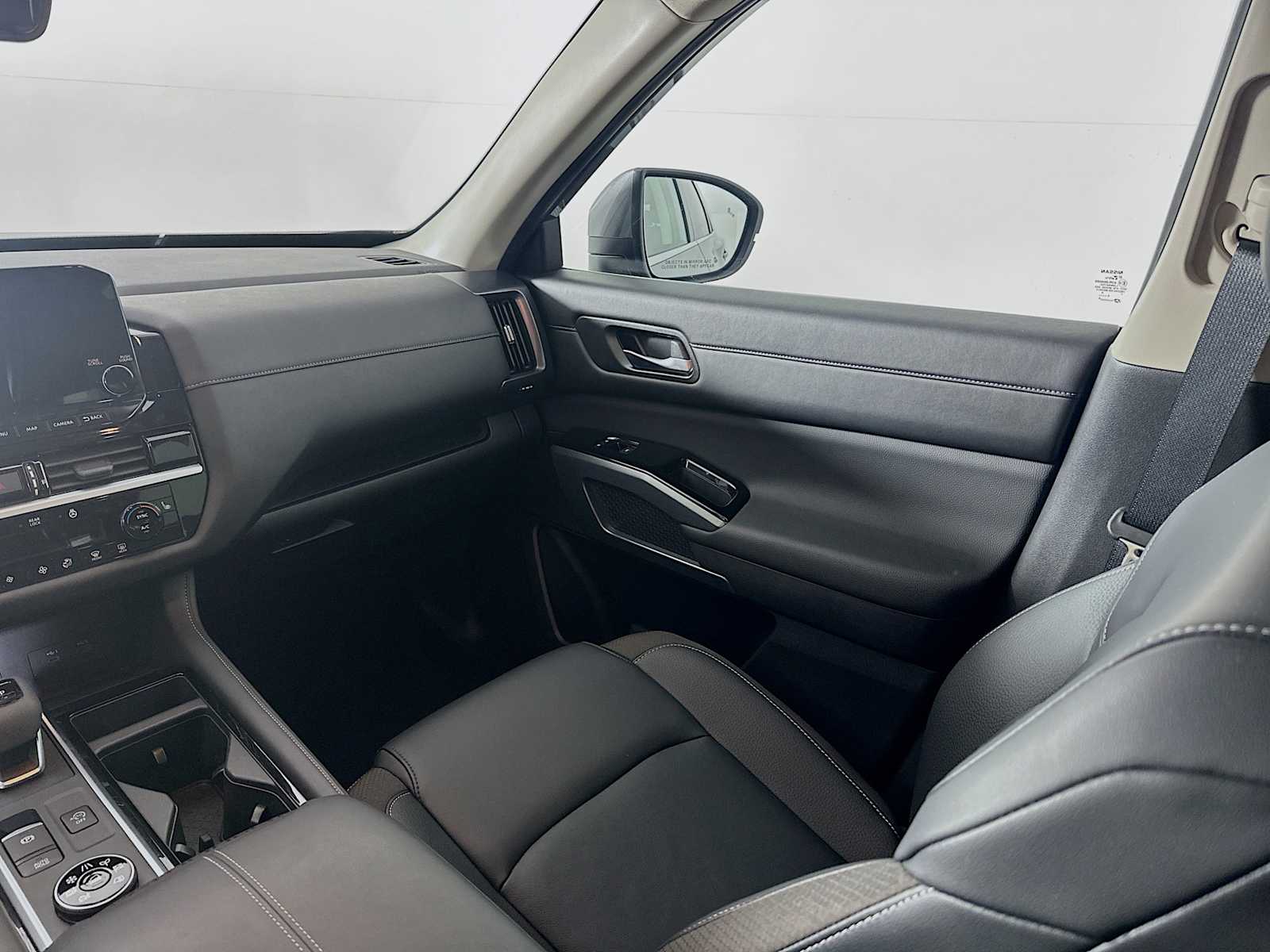 2025 Nissan Pathfinder SL photo 20