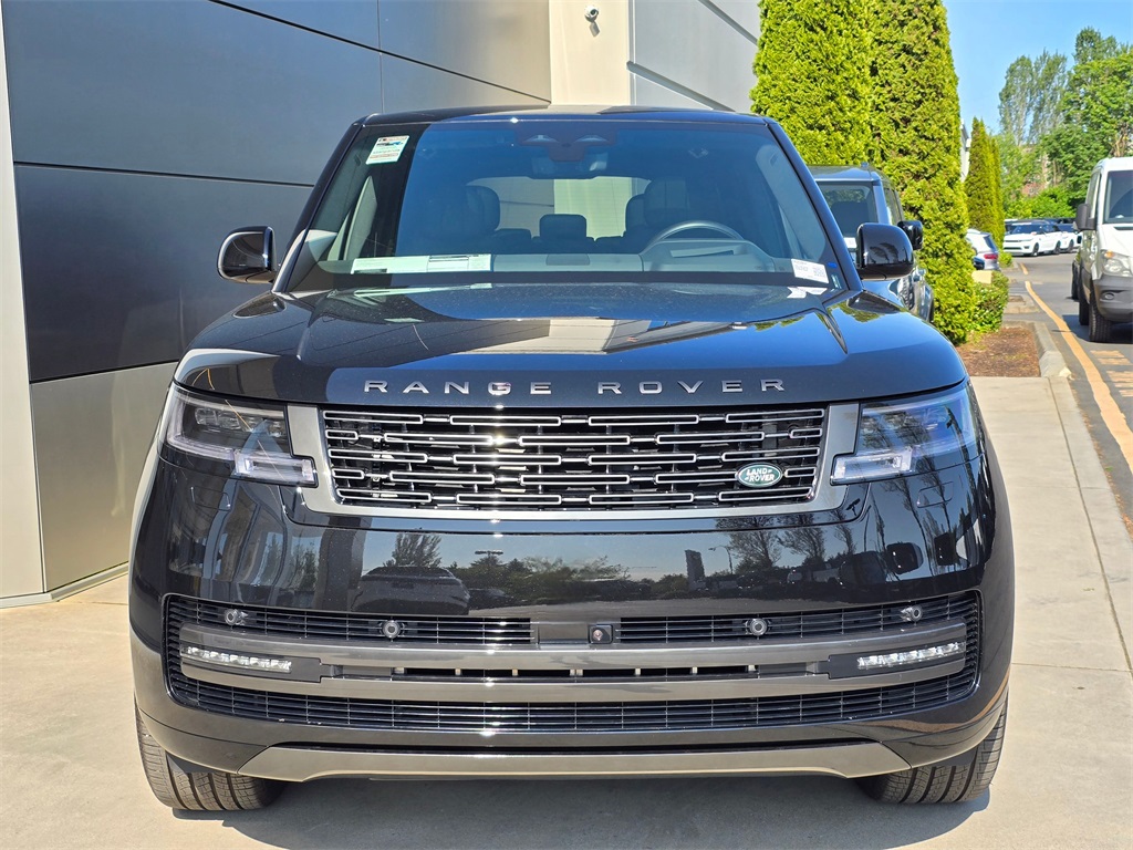 2025 Land Rover Range Rover SE photo 3
