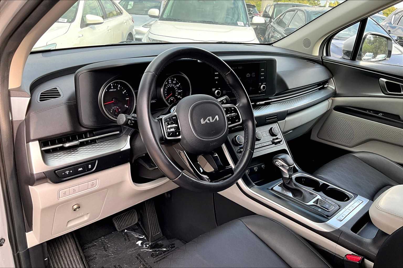 2023 Kia Carnival LX photo 14