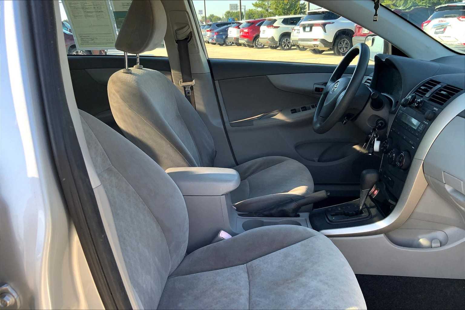 2009 Toyota RAV4 LE photo 8