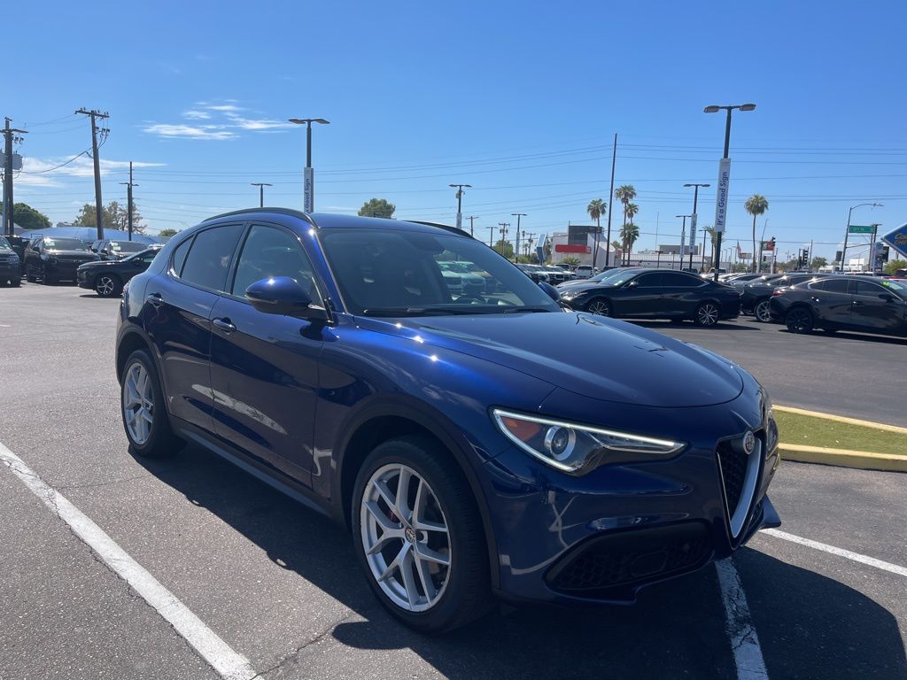 2018 Alfa Romeo Stelvio Base photo 2