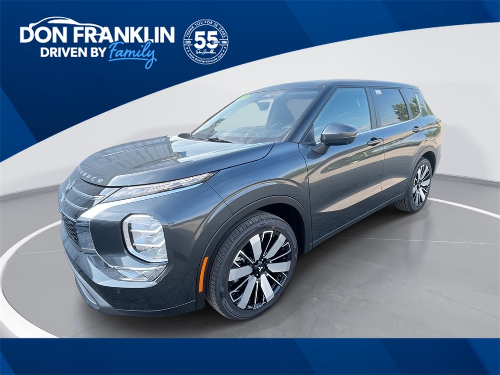 2025 Mitsubishi Outlander SE's photo